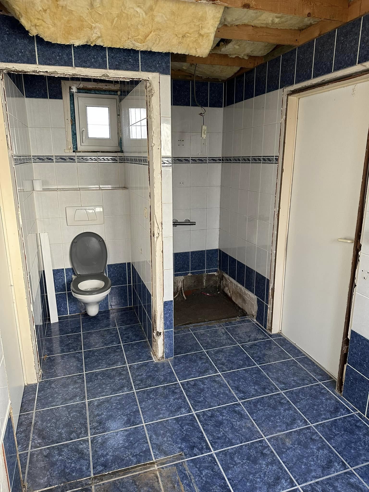 Salle de bain, marbre beige et parquet vinyle, photographie 1