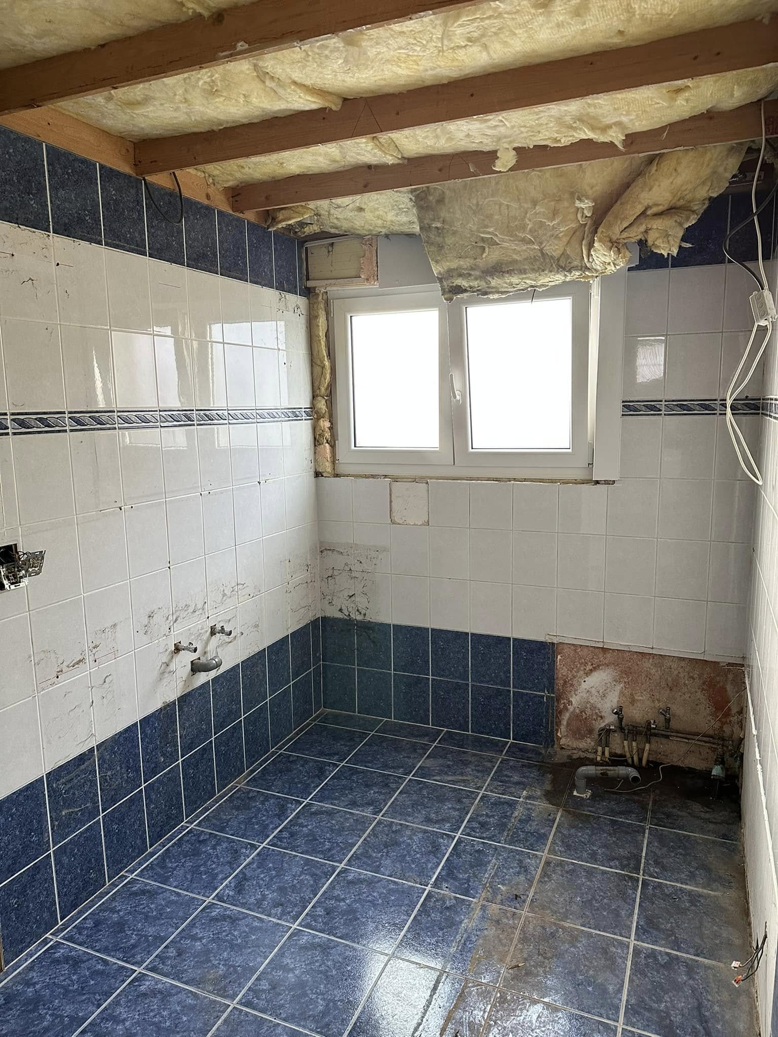 Salle de bain, marbre beige et parquet vinyle, photographie 2