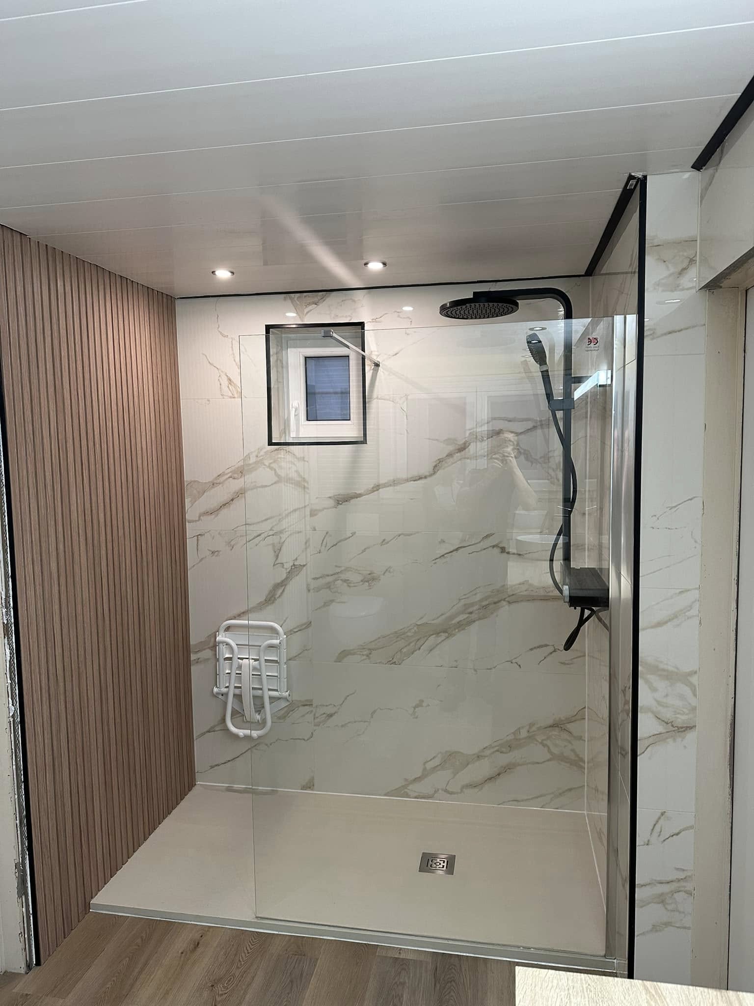 Salle de bain, marbre beige et parquet vinyle, photographie 3