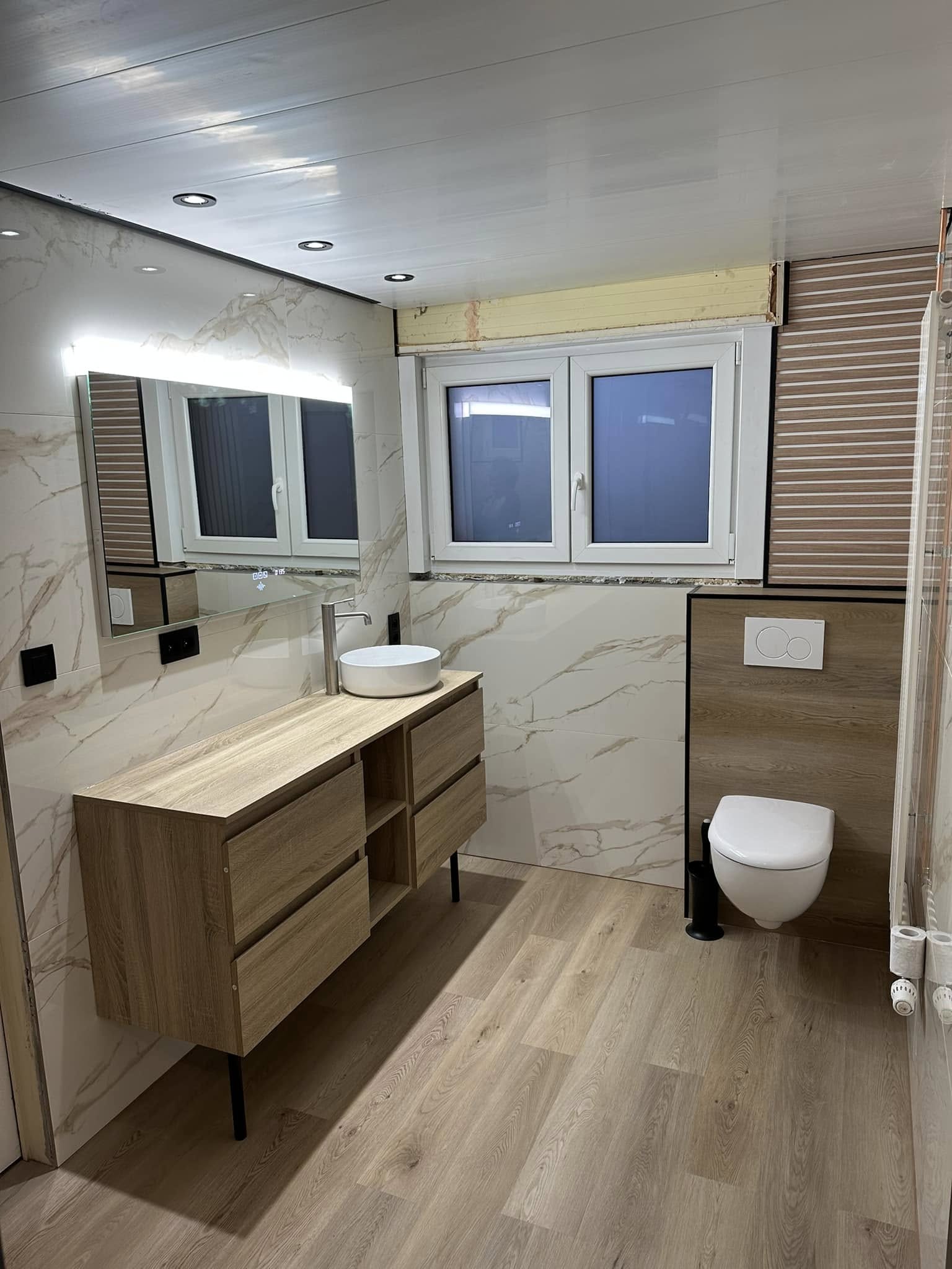Salle de bain, marbre beige et parquet vinyle, photographie 4