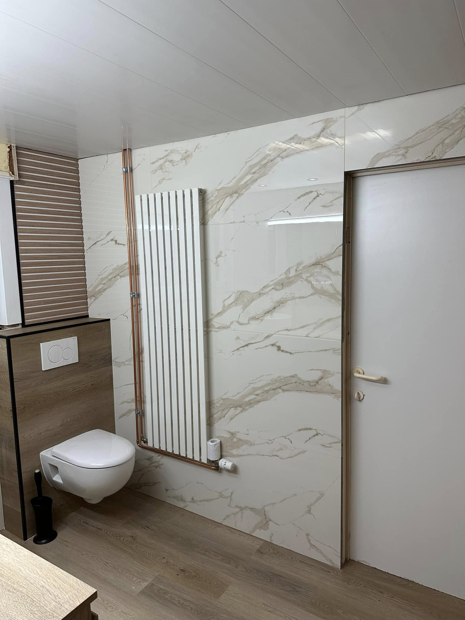 Salle de bain, marbre beige et parquet vinyle, photographie 5